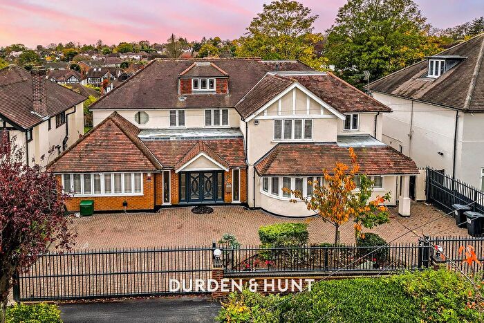 5 Bedroom Detached House For Sale In The Dell, Woodford Green, IG8