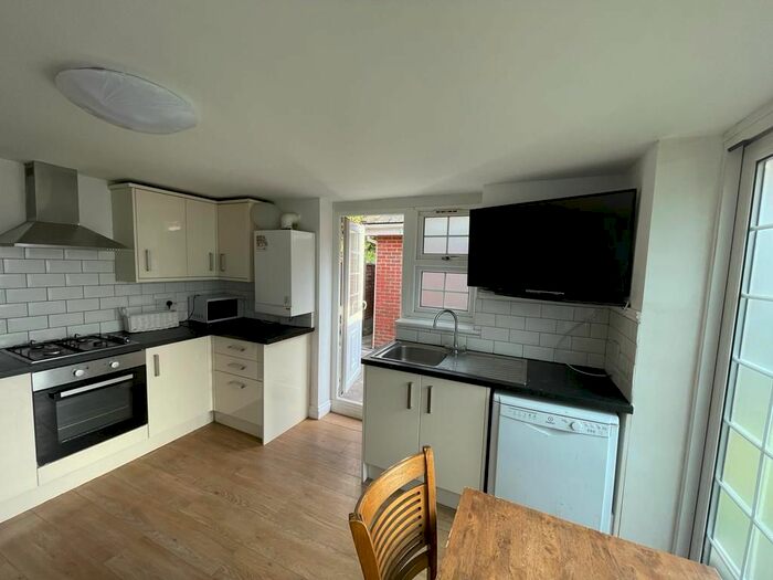 2 Bedroom Flat To Rent In Bracken Drive, Chigwell, IG7