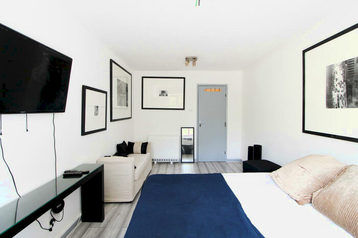 2 Bedroom Flat To Rent In Drey Court, Worcester Park, KT4