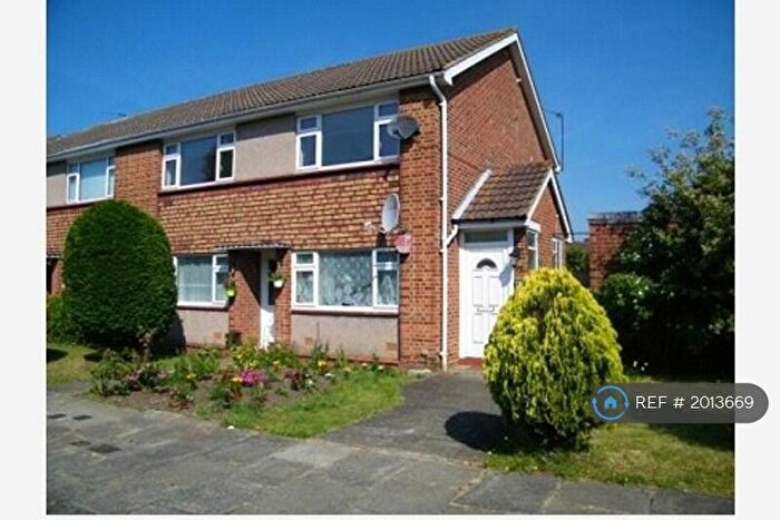 2 Bedroom Maisonette To Rent In The Vineries, London, N14