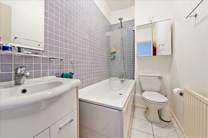 2 Bedroom Flat To Rent In Cathnor Road, London, W12