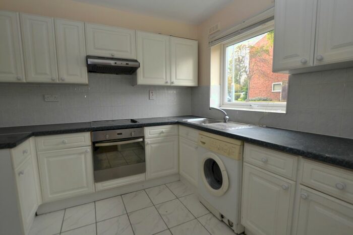 2 Bedroom Flat To Rent In Oakley Close, Isleworth, TW7
