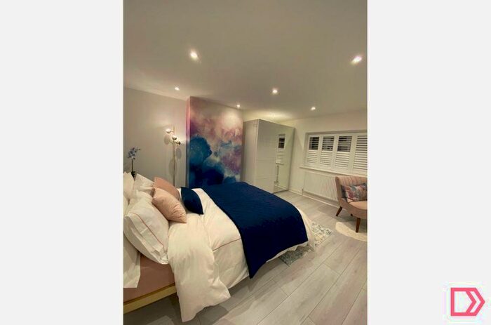 3 Bedroom Maisonette To Rent In Green Lane, Addlestone, Surrey, KT15