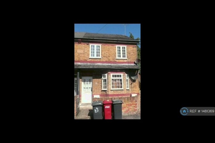 2 Bedroom Maisonette To Rent In The Crescent, Slough, SL1