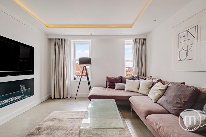 2 Bedroom Flat For Sale In Woodstock Road, Golders Green, NW11