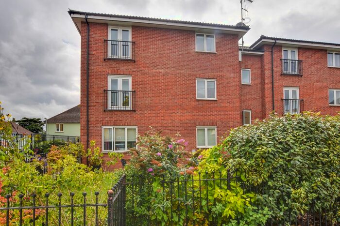 2 Bedroom Flat For Sale In Willow Road, Dunmow, CM6