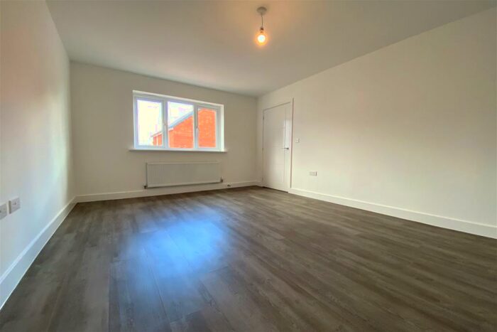 5 Bedroom Semi-Detached House To Rent In Sybil Mead, Exeter, EX1