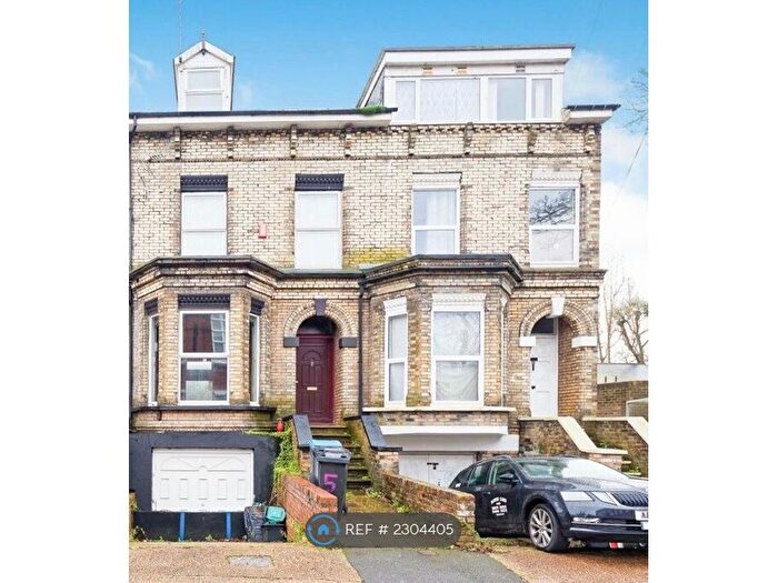 2 Bedroom Flat To Rent In The Paddock, Dover, CT16