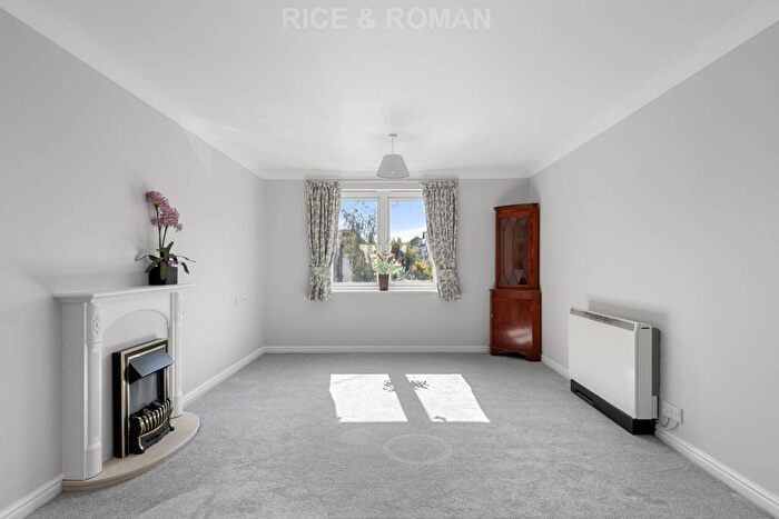 2 Bedroom Flat To Rent In Clifton Park Avenue, London, SW20