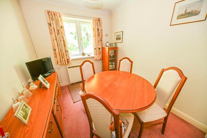 2 Bedroom Retirement Property For Sale In Havant Road, Horndean, PO8