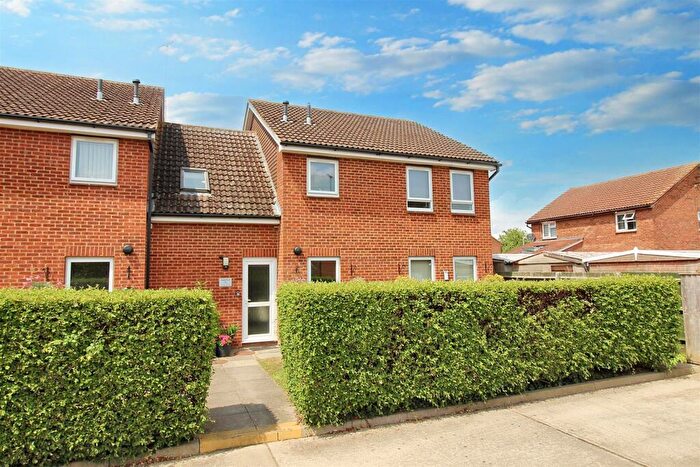 Flat To Rent In Poplar Road, Aylesbury, HP20