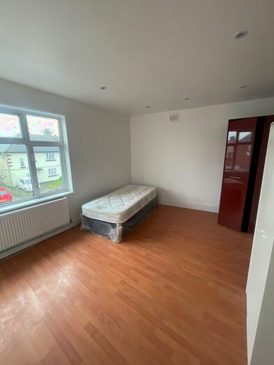 3 Bedroom Flat To Rent In Upminster Road South, Rainham, RM13