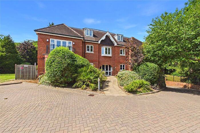 2 Bedroom Flat For Sale In Windlesham, Surrey, GU20