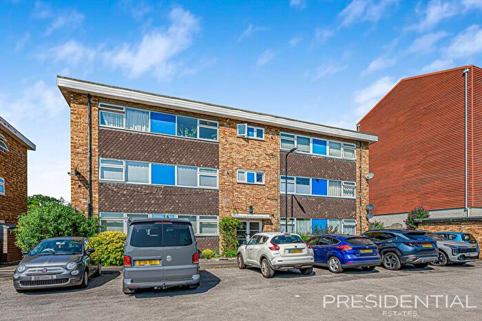 2 Bedroom Flat For Sale In Woodedge Close, London, E4