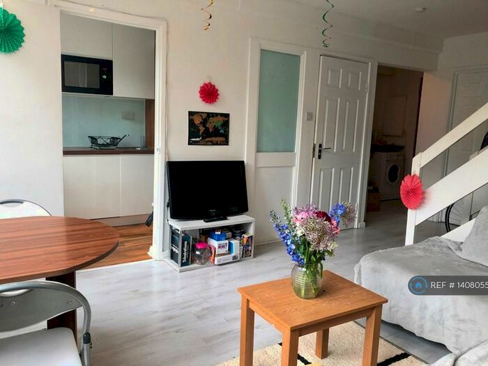 4 Bedroom Maisonette To Rent In Fowler Close, London, SW11