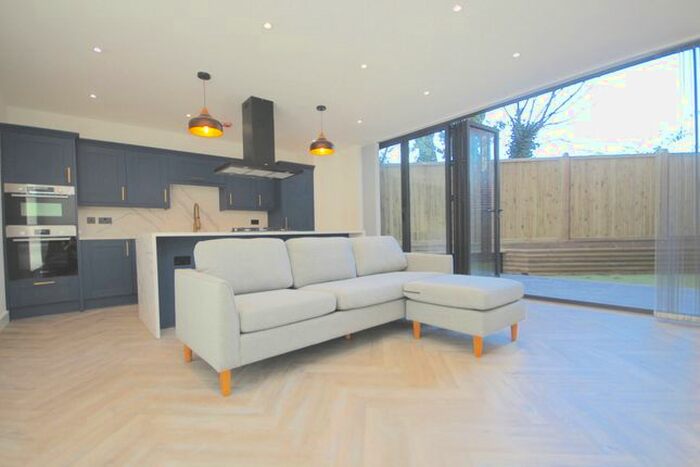 3 Bedroom Flat To Rent In Oakwood Apartments, Fairview Road, London, SW16