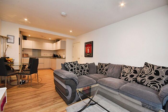 2 Bedroom Flat For Sale In Kings Road, Brentwood, CM14