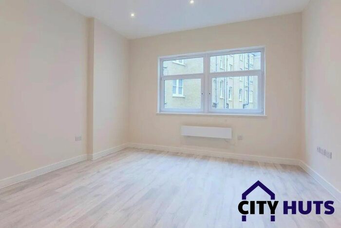 3 Bedroom Flat To Rent In Sydney Road, Turnpike Lane, N8