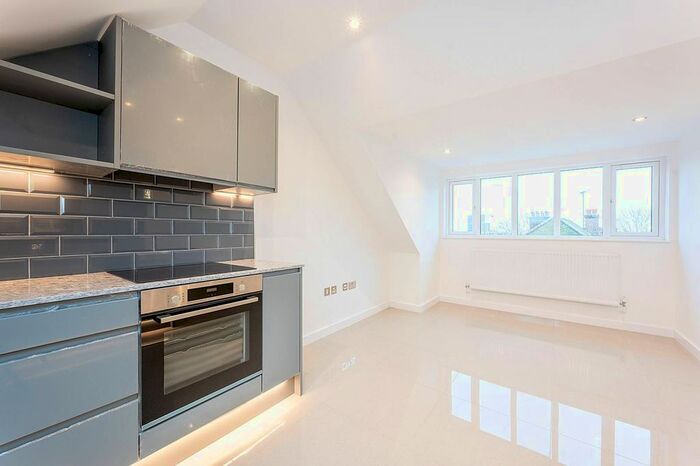 2 Bedroom Flat To Rent In Perryn Road, East Acton, London W3