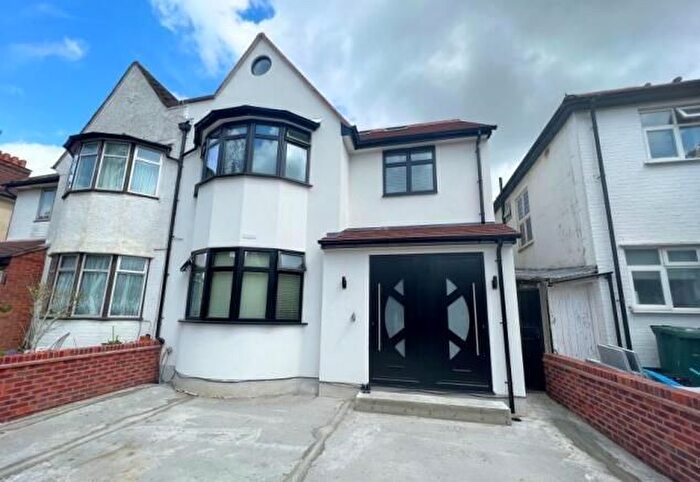 3 Bedroom Flat To Rent In Hervey Close, London, N3