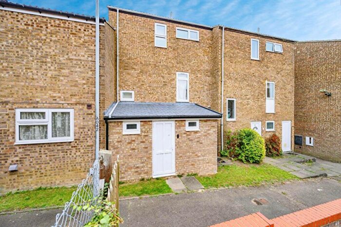 3 Bedroom Terraced House For Sale In Petersfield Gardens, Luton, Bedfordshire, LU3