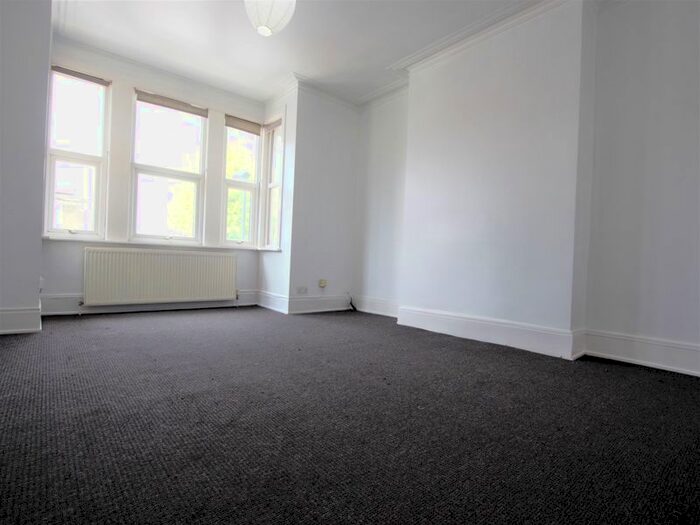 3 Bedroom Flat To Rent In Latymer Road, London N9