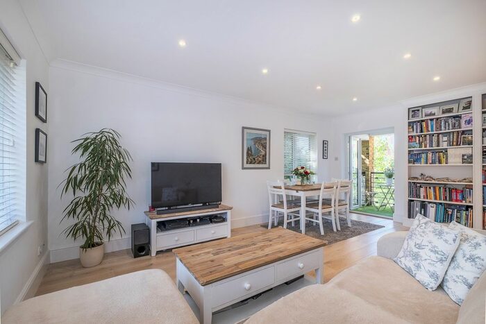 2 Bedroom Flat To Rent In Edge Hill, London, SW19