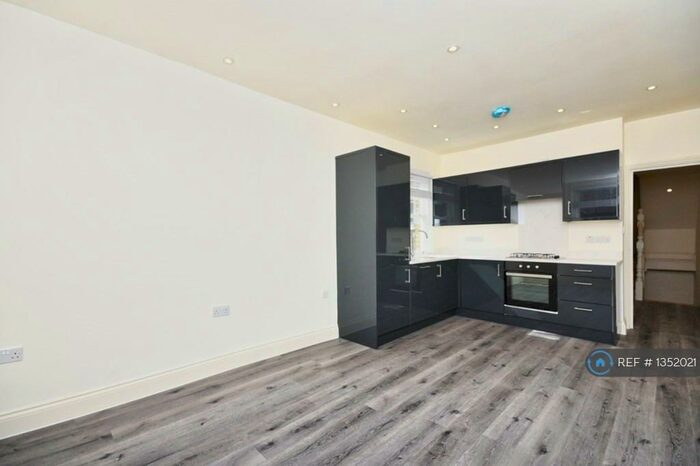 3 Bedroom Flat To Rent In First Floor, London, SW12