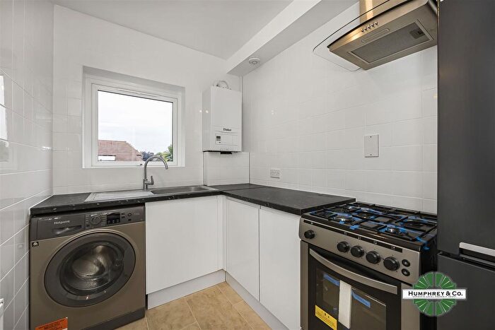 3 Bedroom Flat To Rent In St Johns Church Road, Hackney, E9