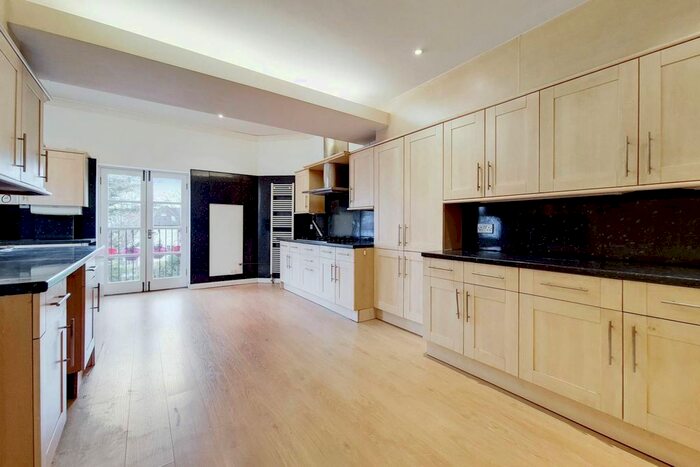 3 Bedroom Flat To Rent In Chislehurst Road, Chislehurst, BR7