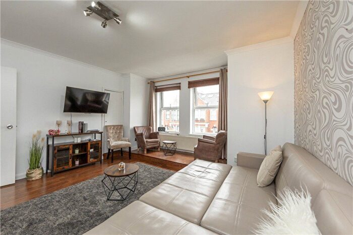 2 Bedroom Flat For Sale In Replingham Road, London, SW18