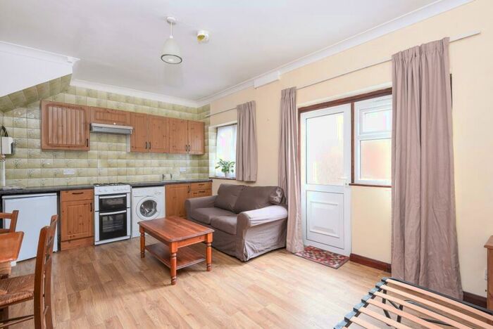 Flat To Rent In Woodhouse Road, London, N12