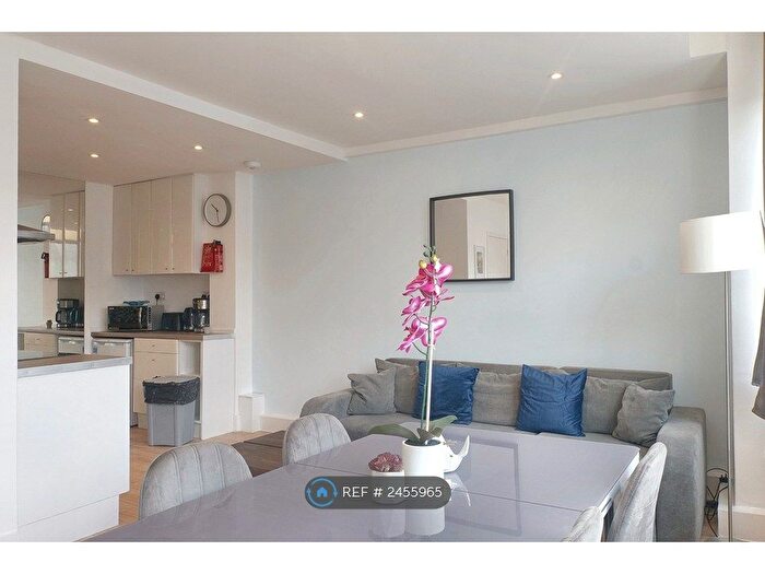2 Bedroom Flat To Rent In Berwick Street, London, W1F