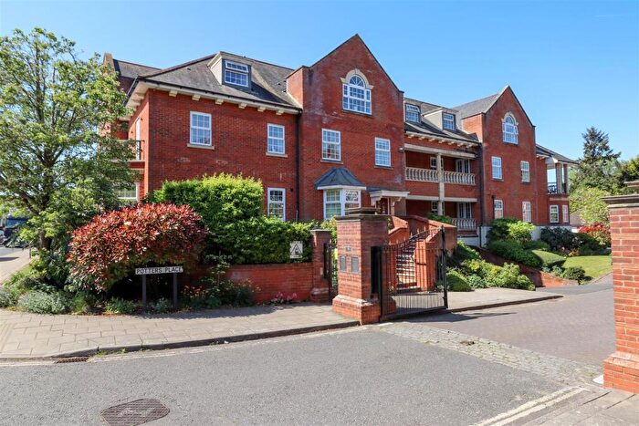 2 Bedroom Flat For Sale In Potters Place, Horsham, RH12