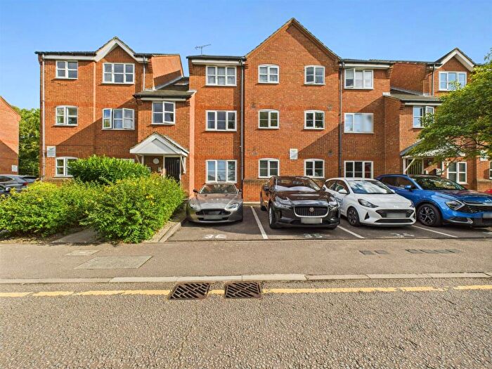 2 Bedroom Apartment For Sale In Hilda Wharf, Aylesbury, Buckinghamshire, HP20