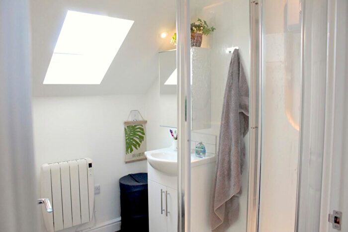 1 Bedroom Flat To Rent In Flat, High Street - Bed, LN5