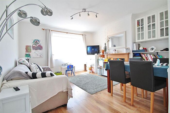 2 Bedroom Flat To Rent In Wheatley Road, Isleworth, TW7