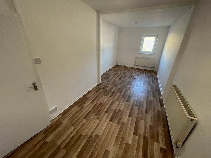 2 Bedroom Apartment To Rent In High Street, Blackwood, NP12