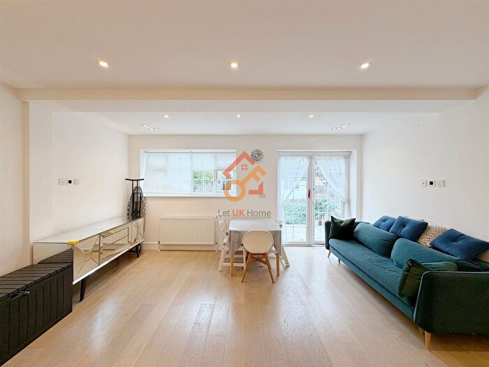3 Bedroom Property To Rent In Ravenscroft Avenue, London, NW11