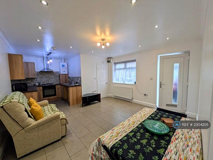 3 Bedroom Flat To Rent In Oxford Street, Rugby, CV21