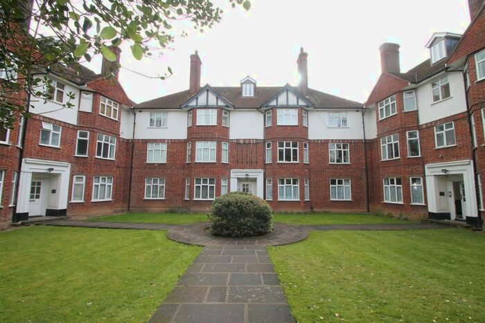 2 Bedroom Flat To Rent In Old Park Road, Lakes Estate, Palmers Green, N13