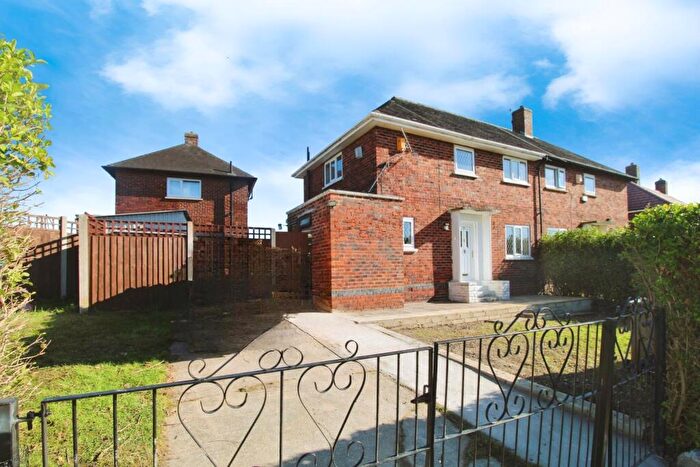 3 Bedroom Semi-Detached House To Rent In Ravenscroft Drive, Sheffield, South Yorkshire, S13