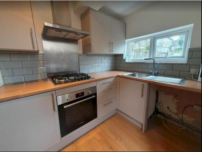 3 Bedroom Semi-Detached House To Rent In Grovelands Road, Reading, RG30