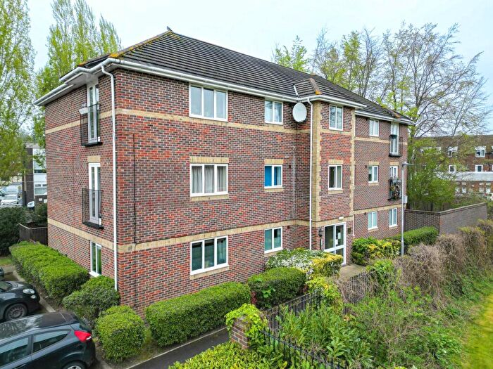 2 Bedroom Apartment For Sale In Abbotsmead, Caversham, RG4