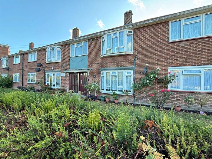 2 Bedroom Flat For Sale In Hepworth Gardens, Barking, IG11