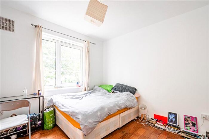 3 Bedroom Apartment To Rent In Hendale House, Clapton, E5