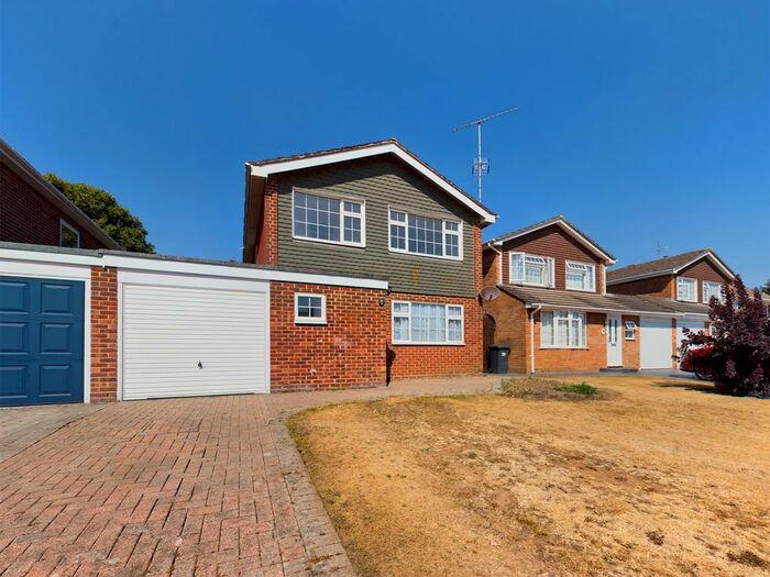 3 Bedroom Link Detached House To Rent In Kestrel Road, Kempshott, Basingstoke, RG22