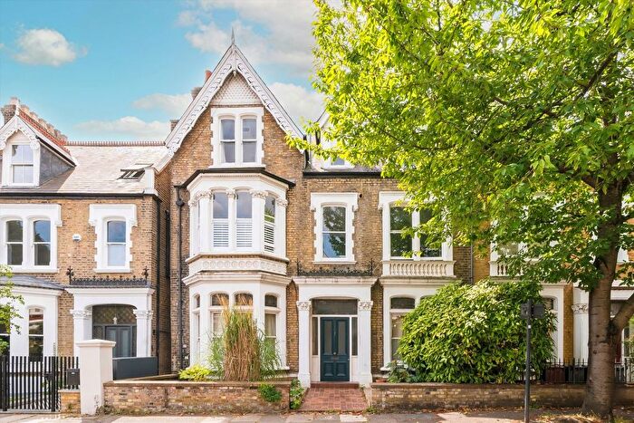 1 Bedroom Flat To Rent In Walpole Gardens, Chiswick, W4