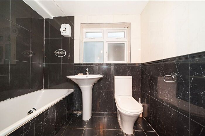 3 Bedroom Flat To Rent In Clarence Avenue, London, SW4