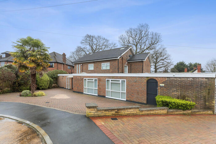 5 Bedroom Detached House For Sale In Dearne Close, Stanmore, HA7